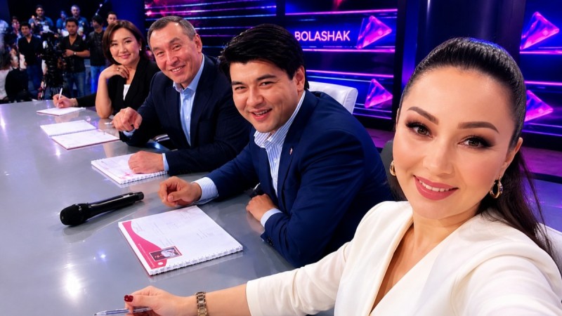 Бишімбаев пен Баян Мақсатқызының бірге түскен фотосы тарап жатыр