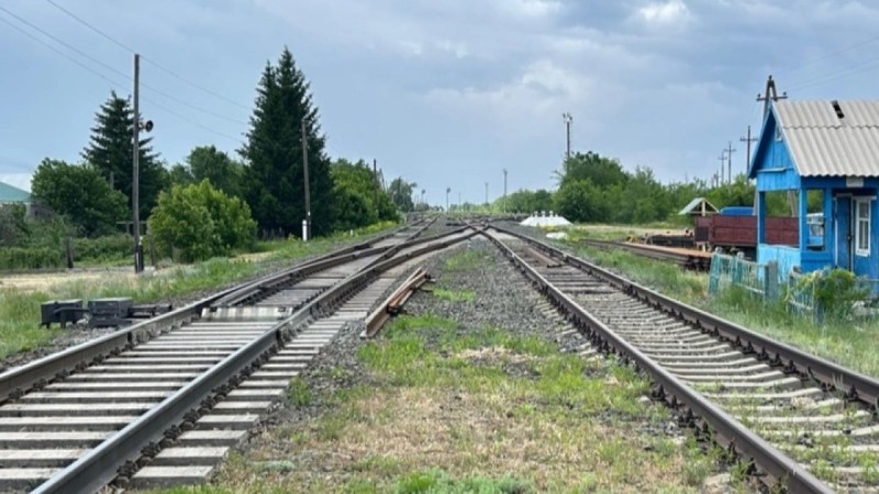 Түркістан станциясында бес жасар бала пойыз астына түсе жаздады