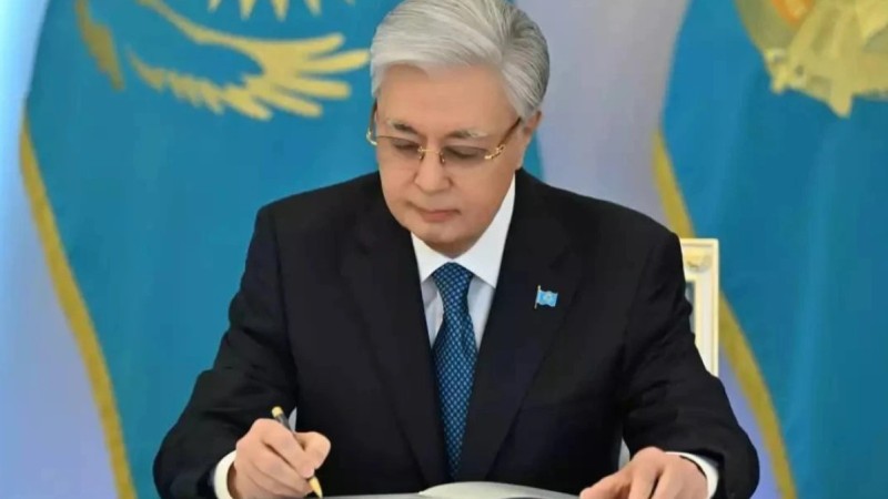 Қазақстандықтардың миллиардтаған айыппұлдары кешіріледі: Тоқаев заңға қол қойды