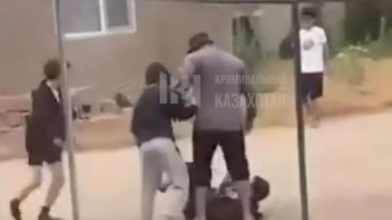 Қаскелеңде бір топ жасөспірім үлкендердің көзінше екі ер адамды соққыға жықты