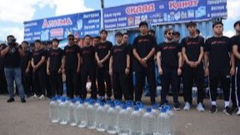 Жастар десанты суррогатқа қарсы: Астанада заңсыз алкоголь тәркіленді