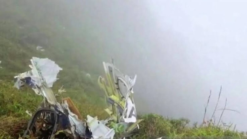 Радардан жоғалған Boeing ұшағының сынықтары табылды, алайда экипаж мүшелері әлі іздестіріліп жатыр