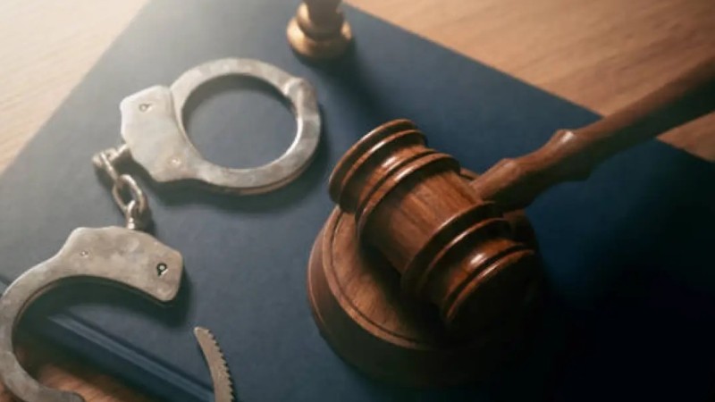Павлодарда мас кезінде көлік жүргізген әйелге көмектескен полицей сотталды