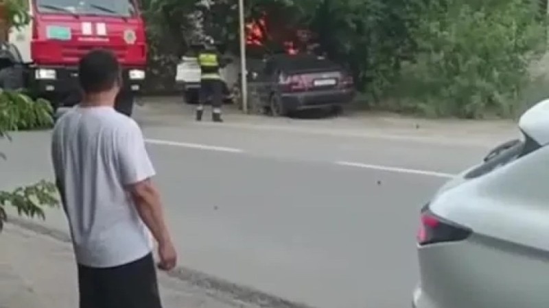 Семейде балалар ауладағы көлікті өртеп жіберді