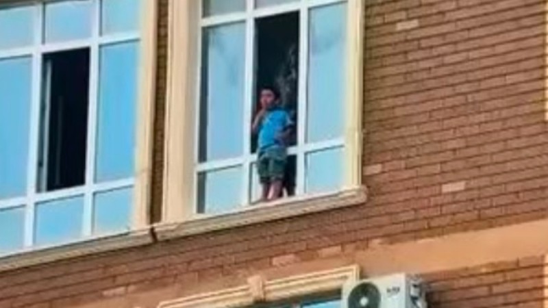 Ақтауда 10-қабаттың терезесінде тұрған бала жұрттың зәресін алды