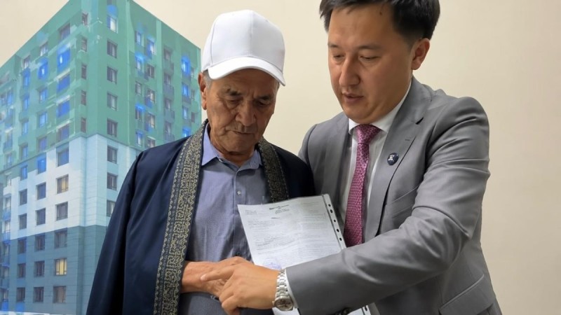 Ақтөбелік кәсіпкер 100 жылқы "ұрлаған“ қарияға баспана сыйлады