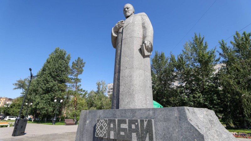 «Әділет» кандидаттары Абай облысындағы сапарының басында ақынның ескерткішіне барды