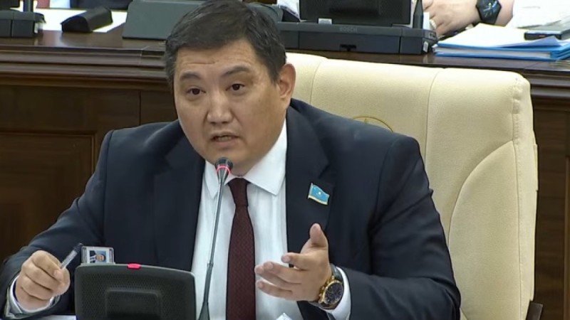 “Жансақтау бөліміне жеткізілді”: Экс-депутат Бақытжан Базарбек жол апатына түсті