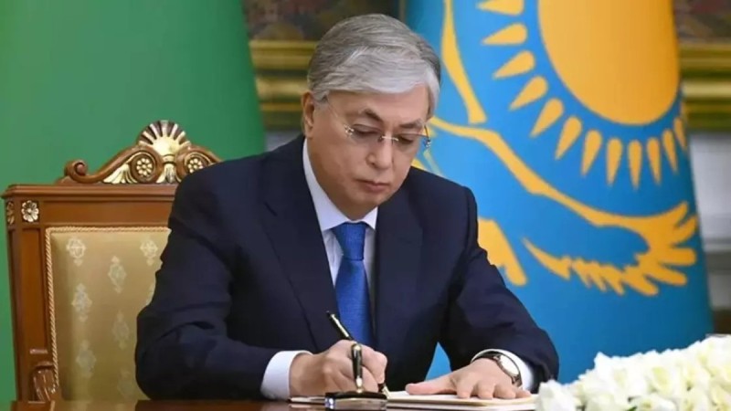 Тоқаев жаңа жарлыққа қол қойды: Назарбаевқа қатысты норма құжаттан алынды