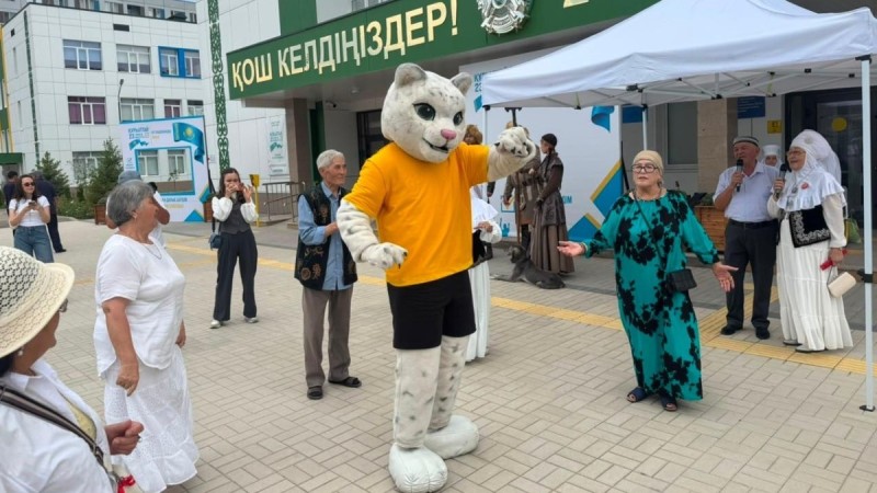 Алматыдағы сайлау таңы: алғаш келген сайлаушыларға естелік сыйлық табысталды