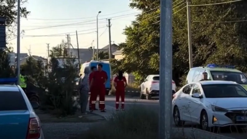 Түркістанда ер адам анасын жерлеуге келген ұлы мен келінін өлтірді