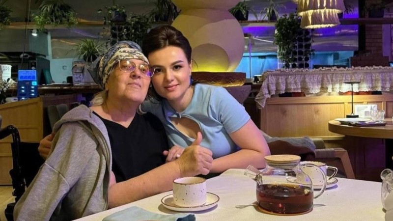 “Мен қорқып тұрмын. Өмір сүрші…”: Данченко анасының ауыр жағдайда екенін айтты