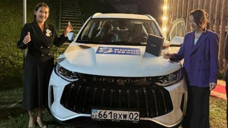 100 күнде 100 өлең жаттаған астаналық мектеп директоры автокөлік жеңіп алды