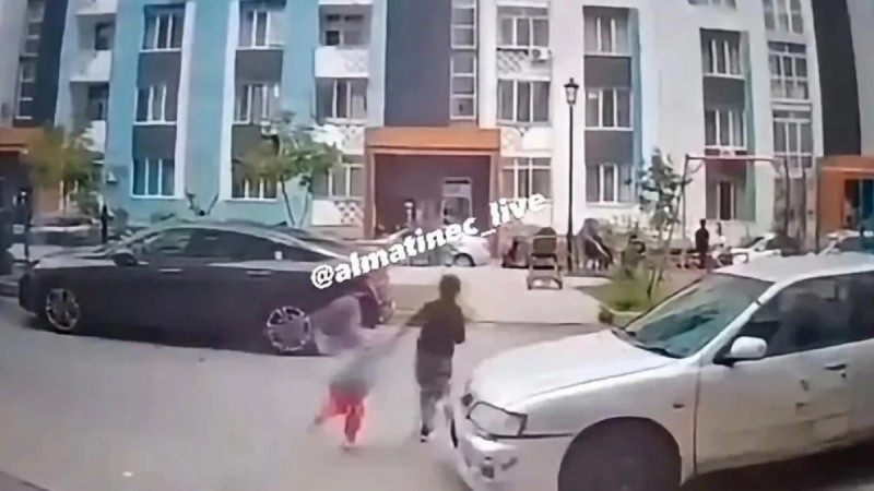 Алматы облысында жеңіл көлік ауладағы екі баланы қағып кетті