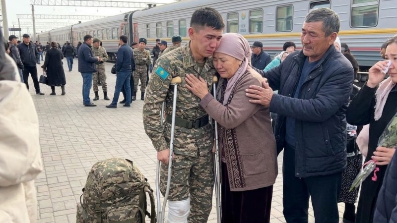 Әскерге сау кеткен 19 жастағы сарбаз үйіне балдақпен оралды