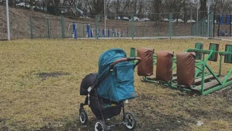 Астанада 15-қабаттан секірген әйел бала отырған арбаға құлады: екеуі де көз жұмды