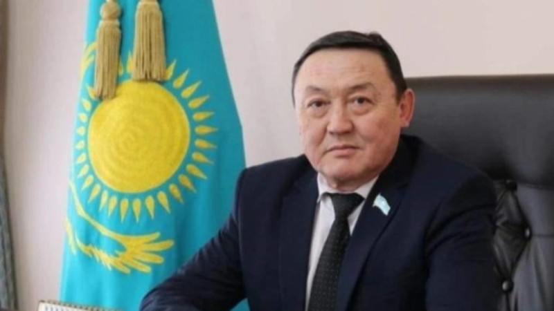 Қарағандыда мәслихат депутаты жиналыста темекі тартқан (видео)