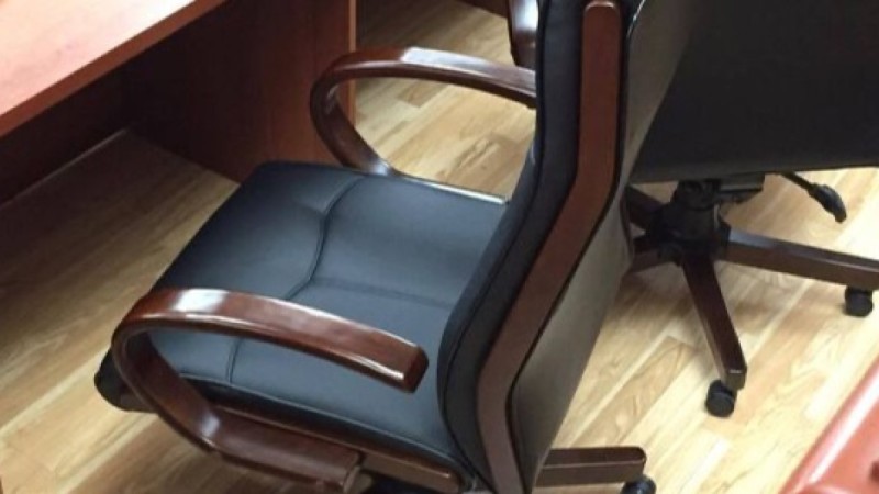 Қарағандыда отырыс кезінде темекі шеккен депутат жазаланды