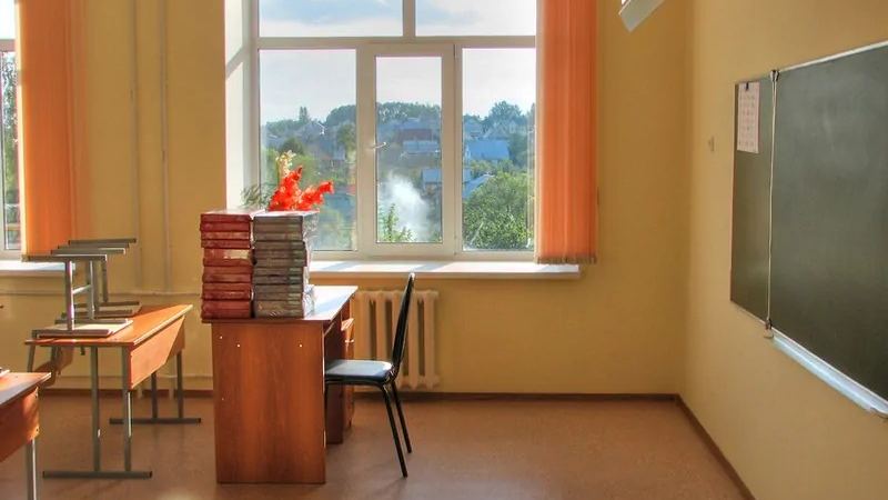 Шымкентте мұғалім мектеп терезесін жуам деп жарақат алды