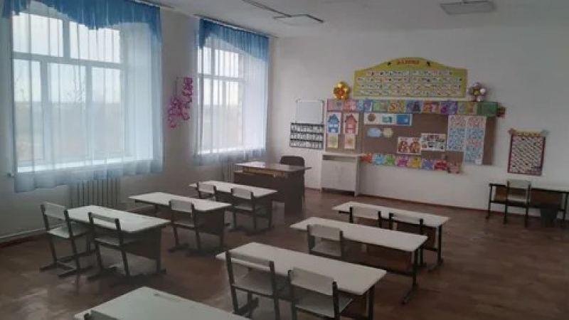 Бастауыш мұғалімі 1-сынып оқушысының басынан кітаппен ұрған