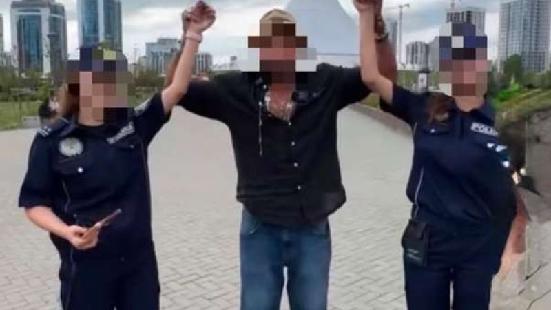 Туристермен билеп фотоға түскен қос полицей неге жұмыстан шығарылды?