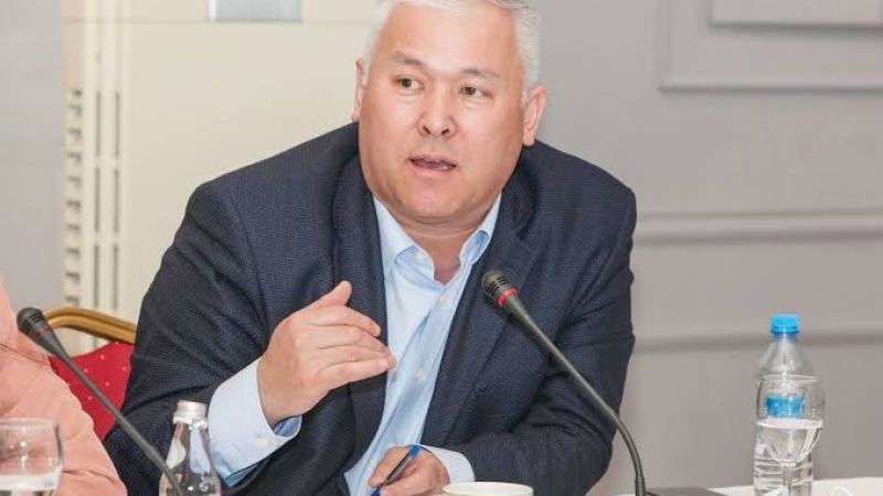 “Тегін жұмыс жасаймыз, жалақы алмаймыз”: Мұрат Әбенов Халық Кеңесіндегі қызметі туралы
