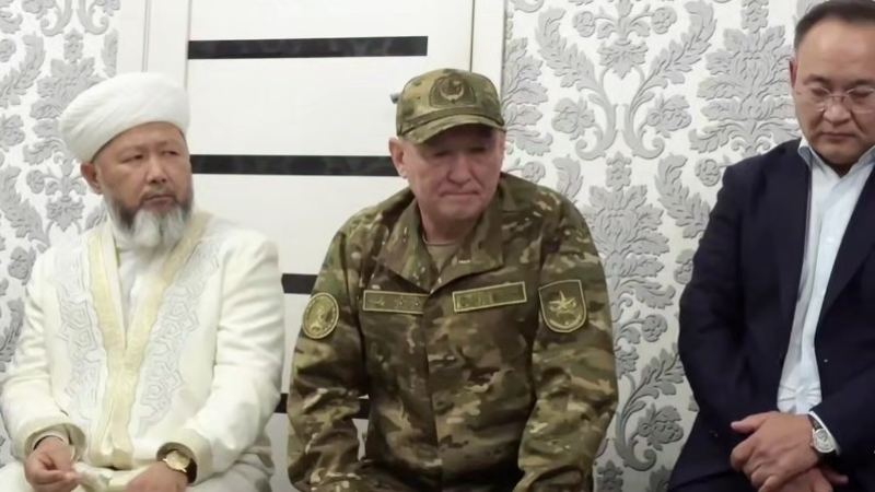 “Кешірім сұраймын”: Министр Дәурен Қосанов қаза болған сарбаздардың отбасына барып, көңіл айтты