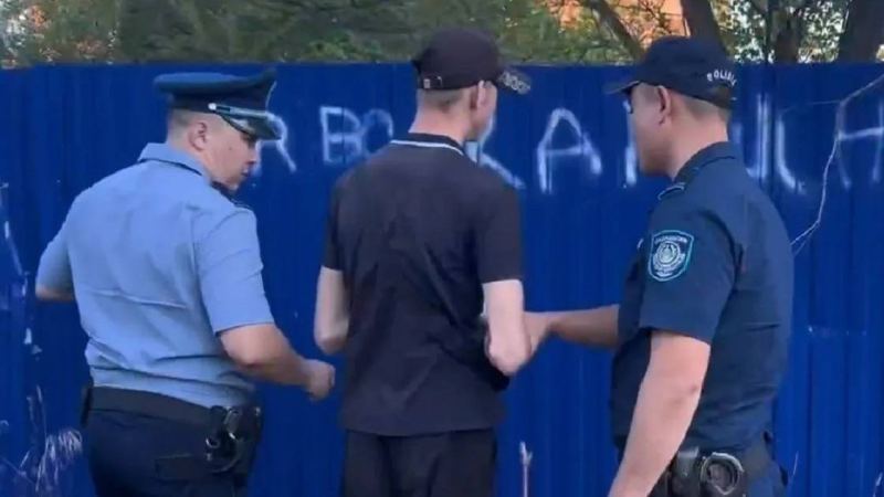 БҚО-да ғимарат қоршауына жазу жазған 19 жастағы жігіт қамауға алынды