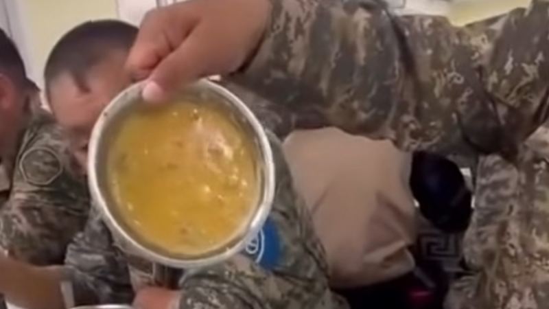 “Тамақ жай ғана суып қалған”: Тәрелкеге жабысып қалған әскердегі сарбаздардың тамағы жұртты шошытты