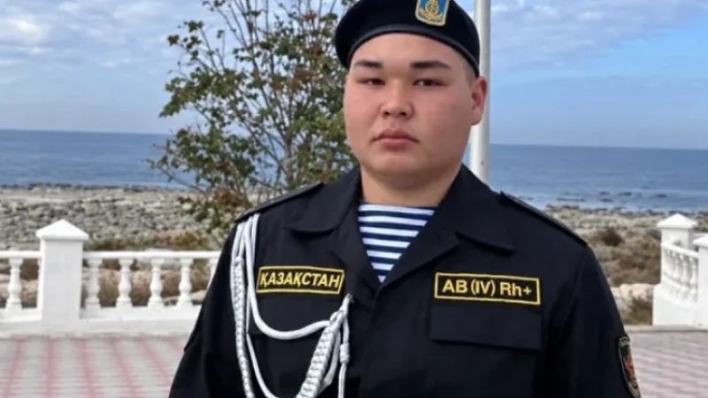 “Жанымды ауыртады”: Каспийдегі оқиғада аман қалған сарбаз марқұм достарына арнап жазба жариялады