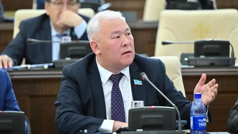 “Сәби бай немесе кедей боп бөлінбейді”: Мұрат Әбенов жәрдемақы мәселесіне қарсы шықты