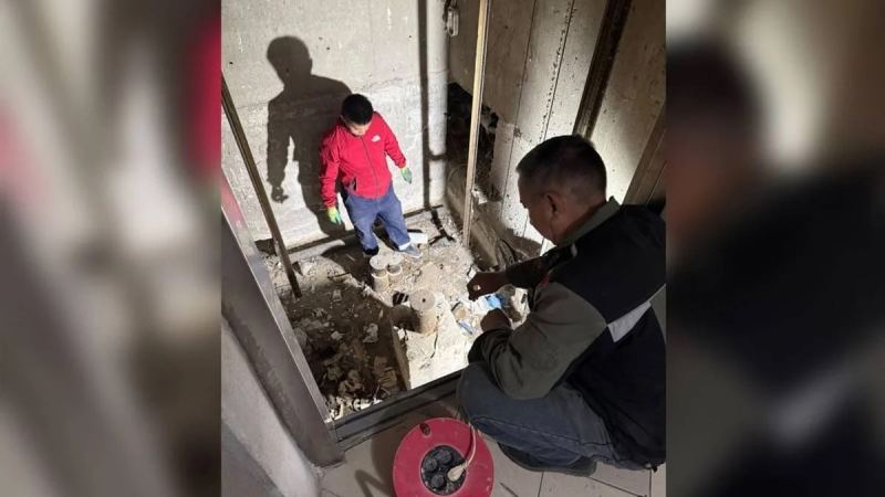 “Оқиға орнына әкім жетті”: Атырауда тұрғын үйде лифт құлап, адамдар ауруханаға түсті