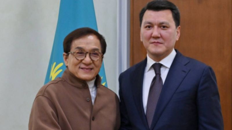 Ерлан Қарин әйгілі Джеки Чанмен кездесті