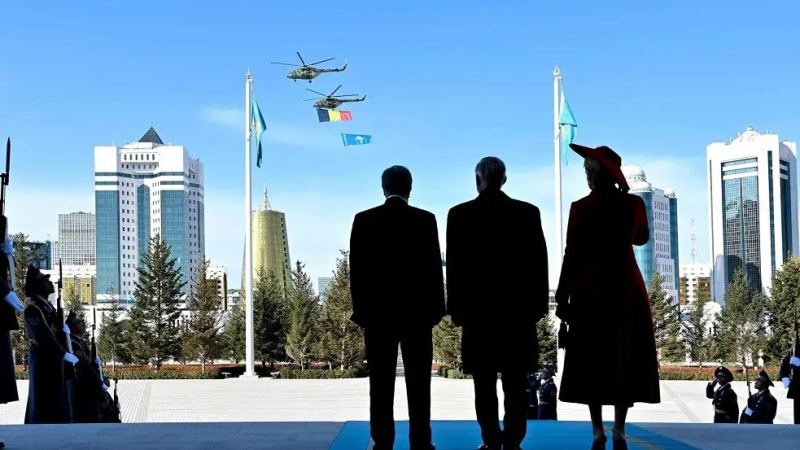 Тікұшақтар Ақорданың үстінен Қазақстан мен Бельгияның туын алып ұшты (ВИДЕО)
