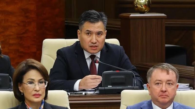 “Жалақысы 1,2 миллион теңге”: Еңбек министрі өзін кедейлік деңгейін анықтайтын жүйеден өткізді