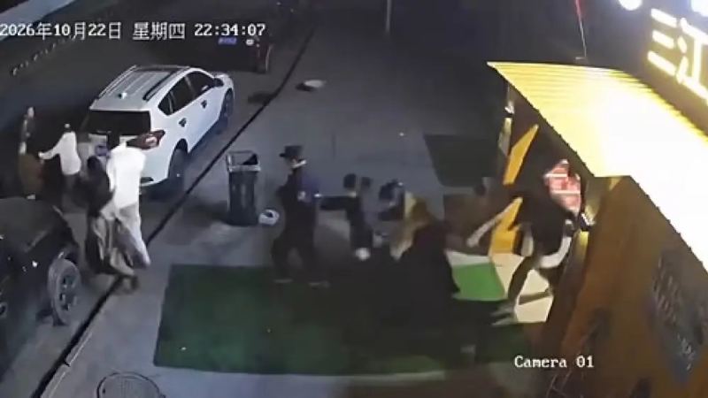 Адамдар дүрбелеңде, қаза тапқандар бар: Қытайдағы жойқын жер сілкінісі видеоға түсіп қалды