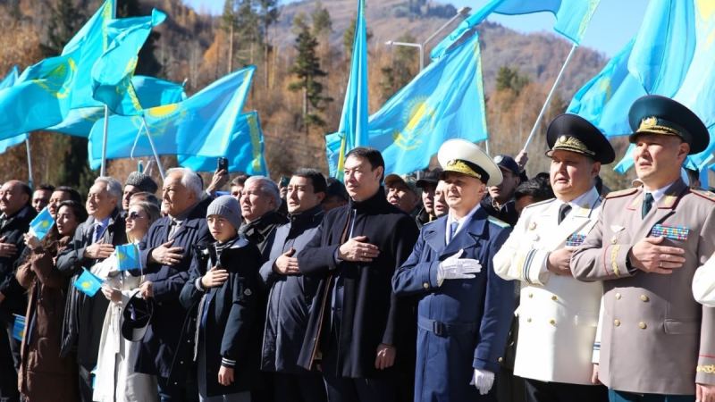 Алматыда Республика күніне орай Мемлекеттік Ту көтерілді