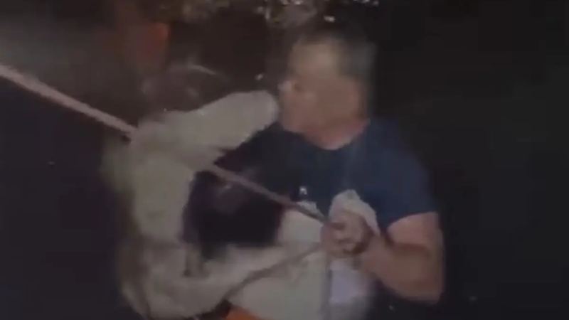 Арқалықта көпір үстінде тұрған жасөспірім қыз бала мұздай суға құлап кетті (ВИДЕО)
