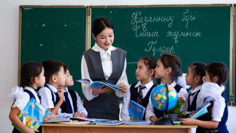 Тоқаев мұғалімдерді артық жүктемеден арылтып, қысым жасамауды тапсырды