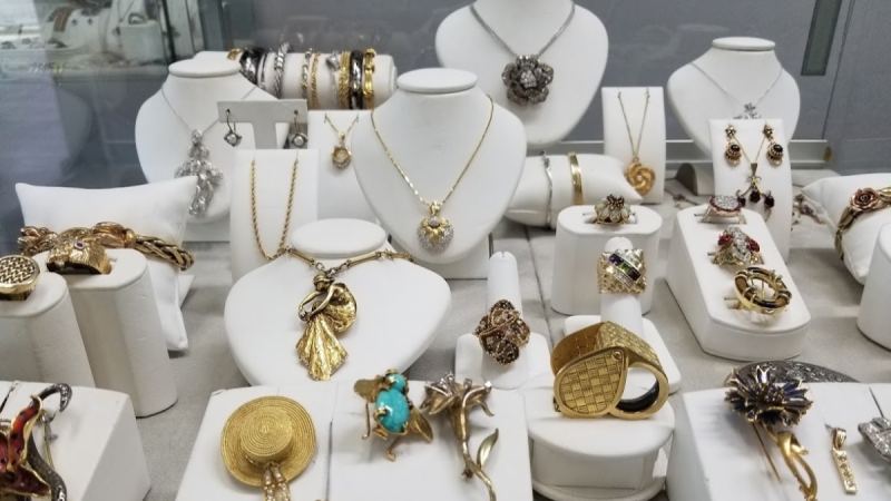 Ақтауда өзін дүкен иесі танысының қызы ретінде таныстырған әйел 34 млн теңгенің алтынын алып кеткен