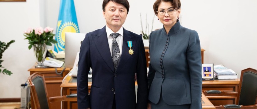 Димаш Құдайбергеннің әкесіне Президент атынан награда табысталды