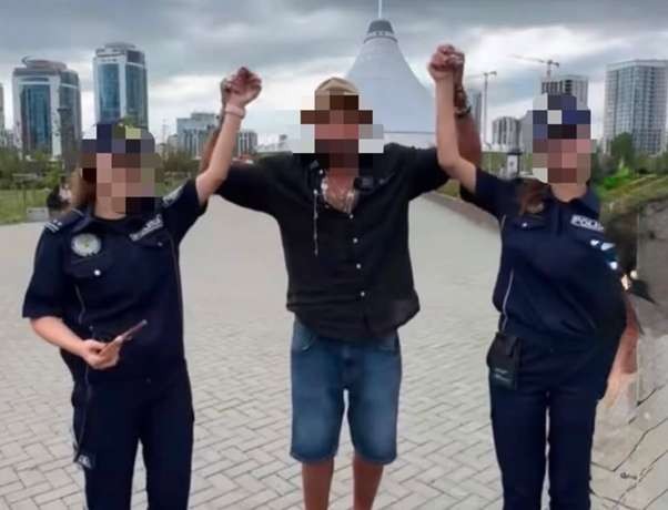 Туристермен билеп фотоға түскен қос полицей неге жұмыстан шығарылды?