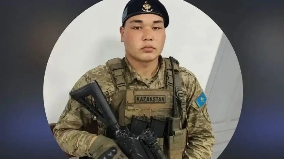 «Ұлым жағаға өзі жүзіп шыққан»: Каспийде тірі қалған тағы бір сарбаздың анасы сұхбат берді