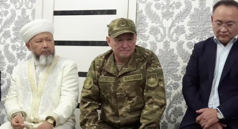 «Кешірім сұраймын»: Министр Дәурен Қосанов қаза болған сарбаздардың отбасына барып, көңіл айтты