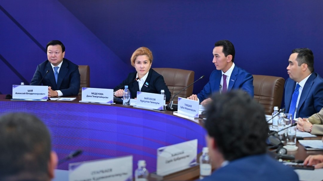 Медицина қызметкерлерін қорғауға арналған заң жобасы талқыланды