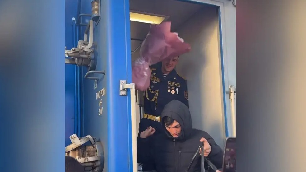«Мама, мама»: Каспийдегі трагедиядан аман қалған сарбаз анасымен жылап көрісті (ВИДЕО)