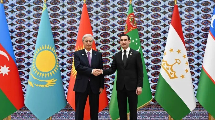 Президент Тоқаев Авазаға келді: оны Сердар Бердімұхамедов қарсы алды