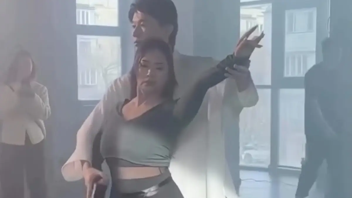 Жалаңаш Катя Кмит Әйелдер сиқырды сорып, шарларды сорады